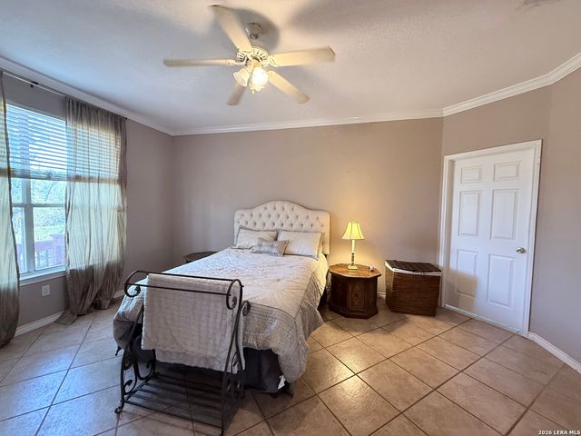444 Shannon Rdg, Floresville, TX 78114