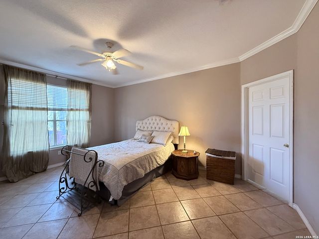 444 Shannon Rdg, Floresville, TX 78114