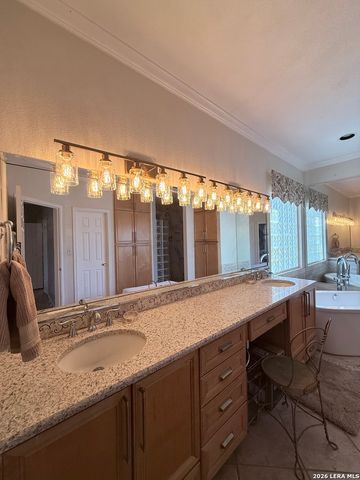 444 Shannon Rdg, Floresville, TX 78114