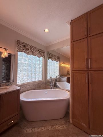 444 Shannon Rdg, Floresville, TX 78114