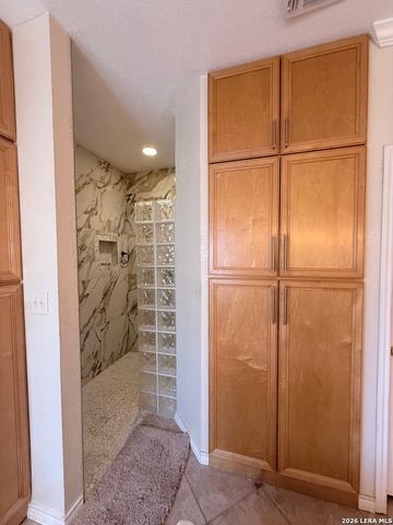 444 Shannon Rdg, Floresville, TX 78114