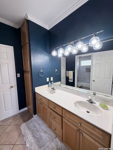 444 Shannon Rdg, Floresville, TX 78114