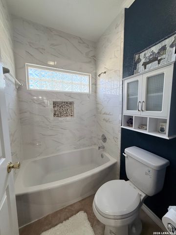 444 Shannon Rdg, Floresville, TX 78114