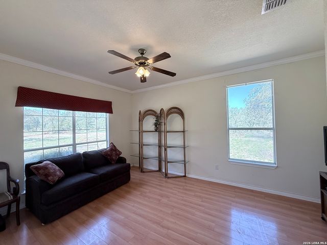 444 Shannon Rdg, Floresville, TX 78114