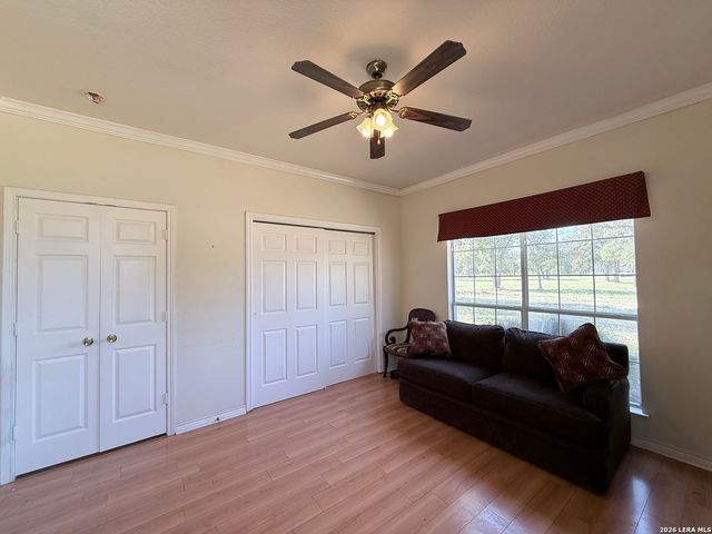 444 Shannon Rdg, Floresville, TX 78114