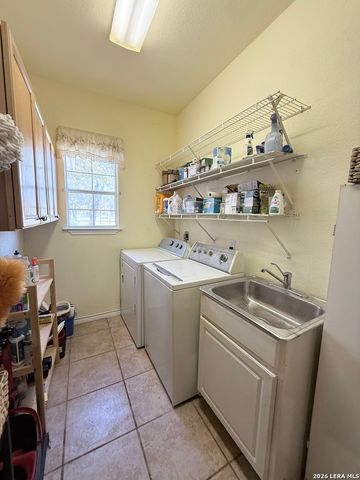 444 Shannon Rdg, Floresville, TX 78114