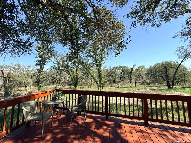 444 Shannon Rdg, Floresville, TX 78114