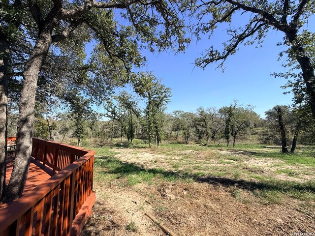 444 Shannon Rdg, Floresville, TX 78114