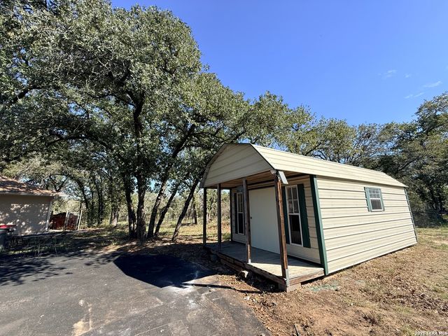 444 Shannon Rdg, Floresville, TX 78114