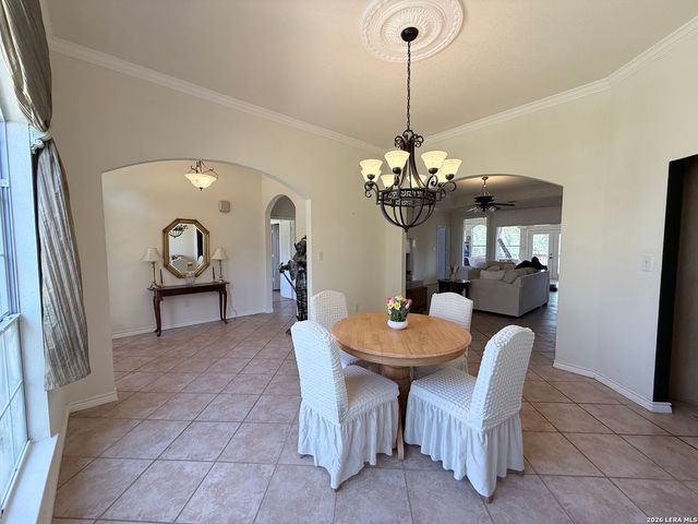 444 Shannon Rdg, Floresville, TX 78114