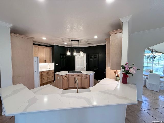 444 Shannon Rdg, Floresville, TX 78114