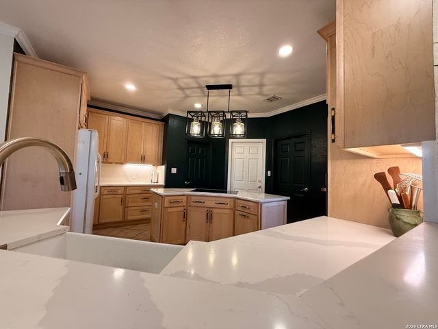 444 Shannon Rdg, Floresville, TX 78114
