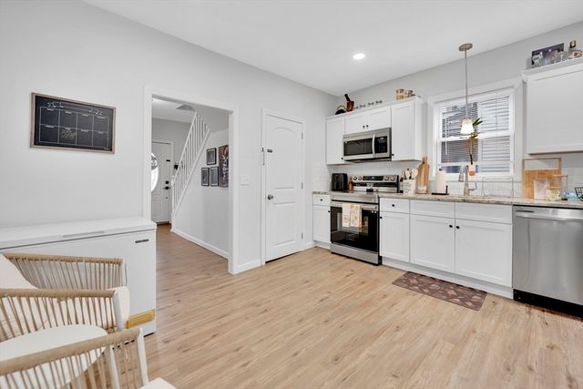 276 Dickinson St, Springfield, MA 01108