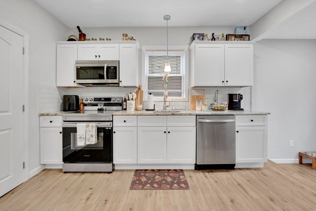 276 Dickinson St, Springfield, MA 01108