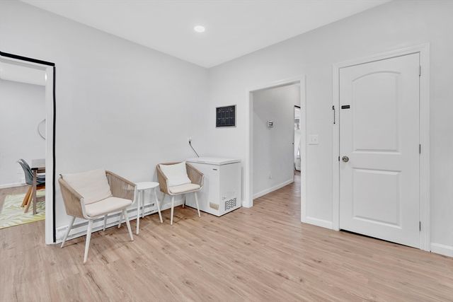 276 Dickinson St, Springfield, MA 01108