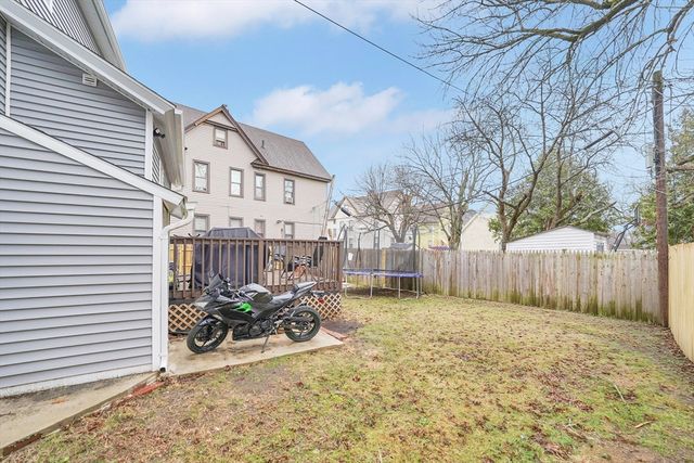 276 Dickinson St, Springfield, MA 01108