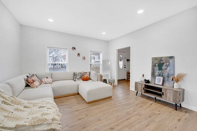 276 Dickinson St, Springfield, MA 01108