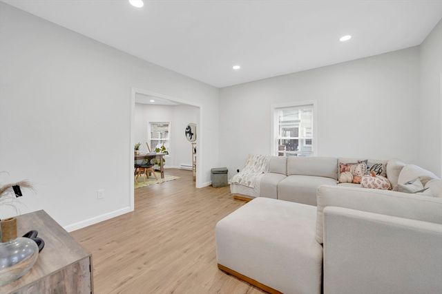 276 Dickinson St, Springfield, MA 01108