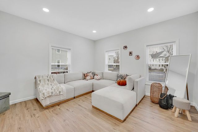 276 Dickinson St, Springfield, MA 01108