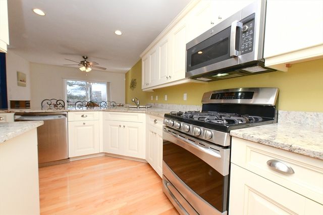 2 Candleberry Ct 2, Bourne, MA 02532