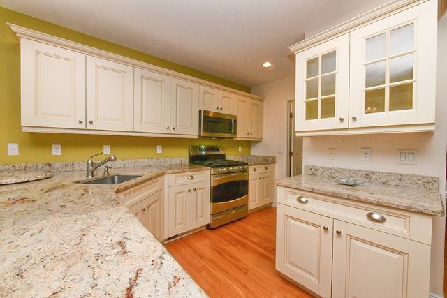 2 Candleberry Ct 2, Bourne, MA 02532