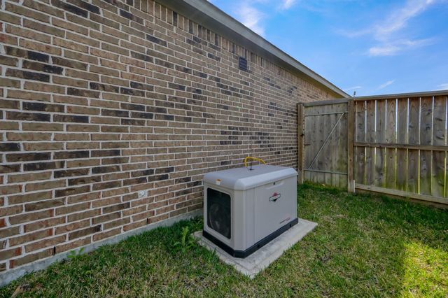 6294 Wedgewood Hills Drive, Conroe, TX 77304