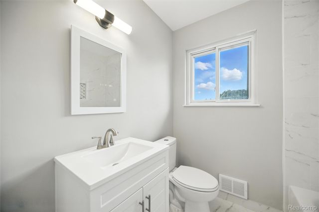 1418 W 13 Mile Road W, Royal Oak, MI 48073