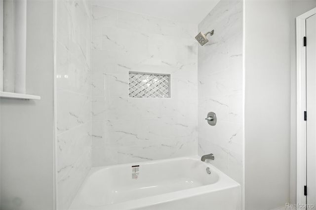 1418 W 13 Mile Road W, Royal Oak, MI 48073