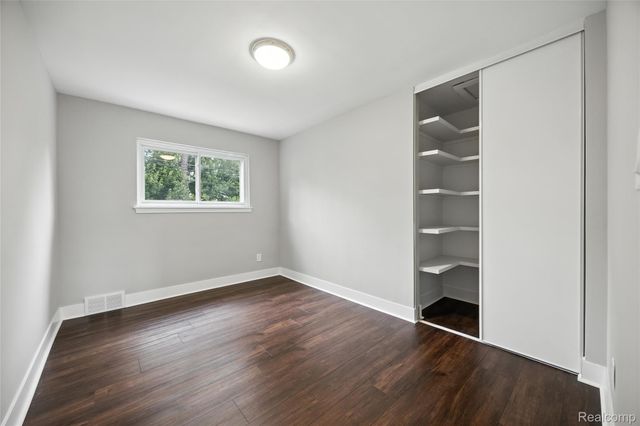 1418 W 13 Mile Road W, Royal Oak, MI 48073