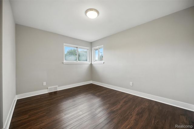 1418 W 13 Mile Road W, Royal Oak, MI 48073