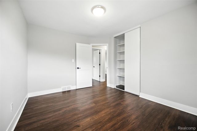 1418 W 13 Mile Road W, Royal Oak, MI 48073