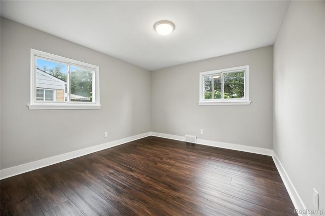 1418 W 13 Mile Road W, Royal Oak, MI 48073