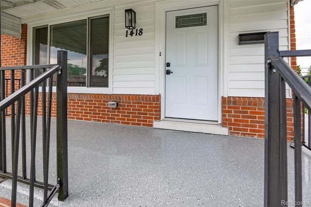 1418 W 13 Mile Road W, Royal Oak, MI 48073