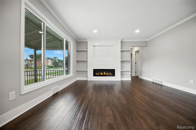 1418 W 13 Mile Road W, Royal Oak, MI 48073