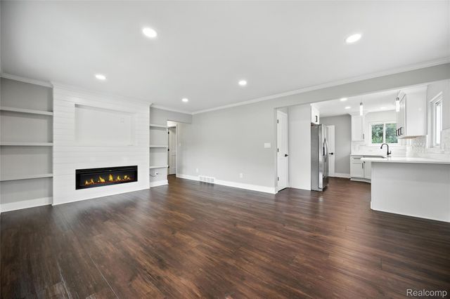 1418 W 13 Mile Road W, Royal Oak, MI 48073