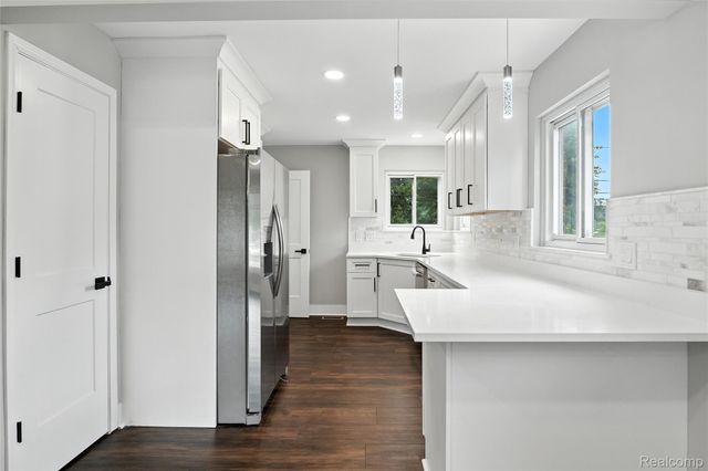 1418 W 13 Mile Road W, Royal Oak, MI 48073