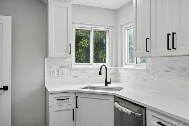 1418 W 13 Mile Road W, Royal Oak, MI 48073