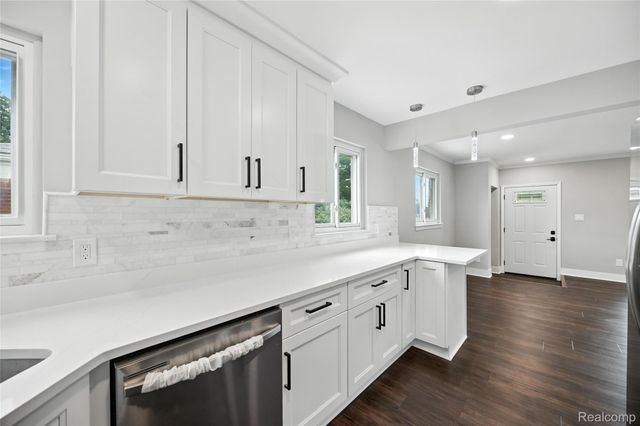 1418 W 13 Mile Road W, Royal Oak, MI 48073