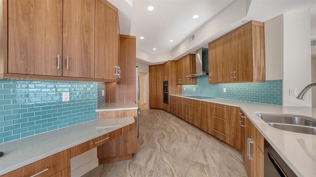 2110 HARBOURSIDE DRIVE 558, Longboat Key, FL 34228