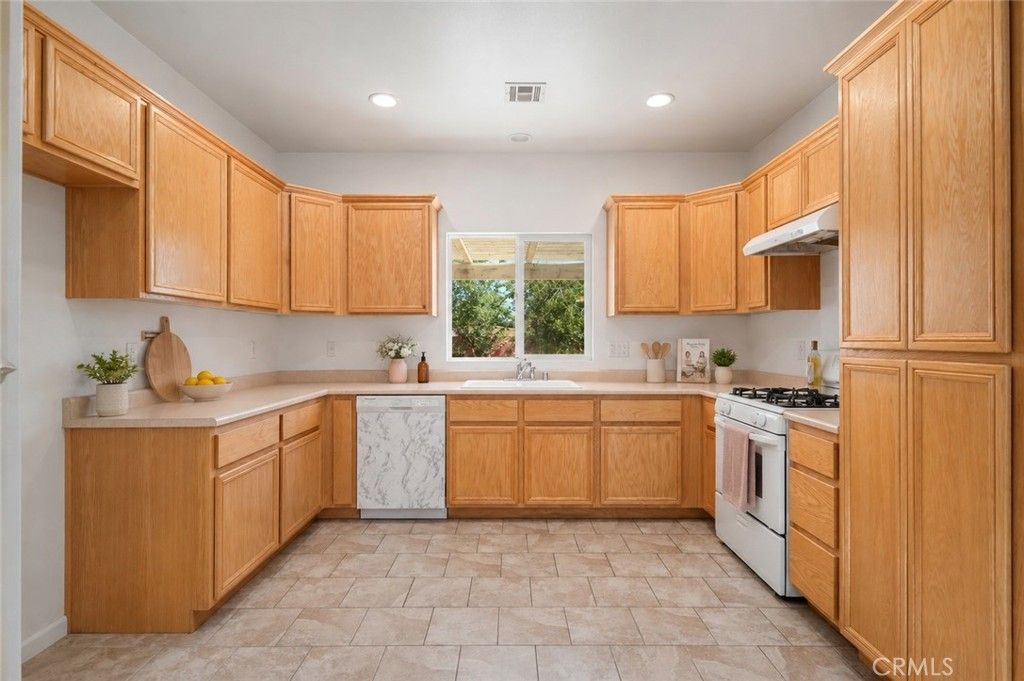 Image 13 of property listing at 1315 W Avenue I, Lancaster, CA 93534