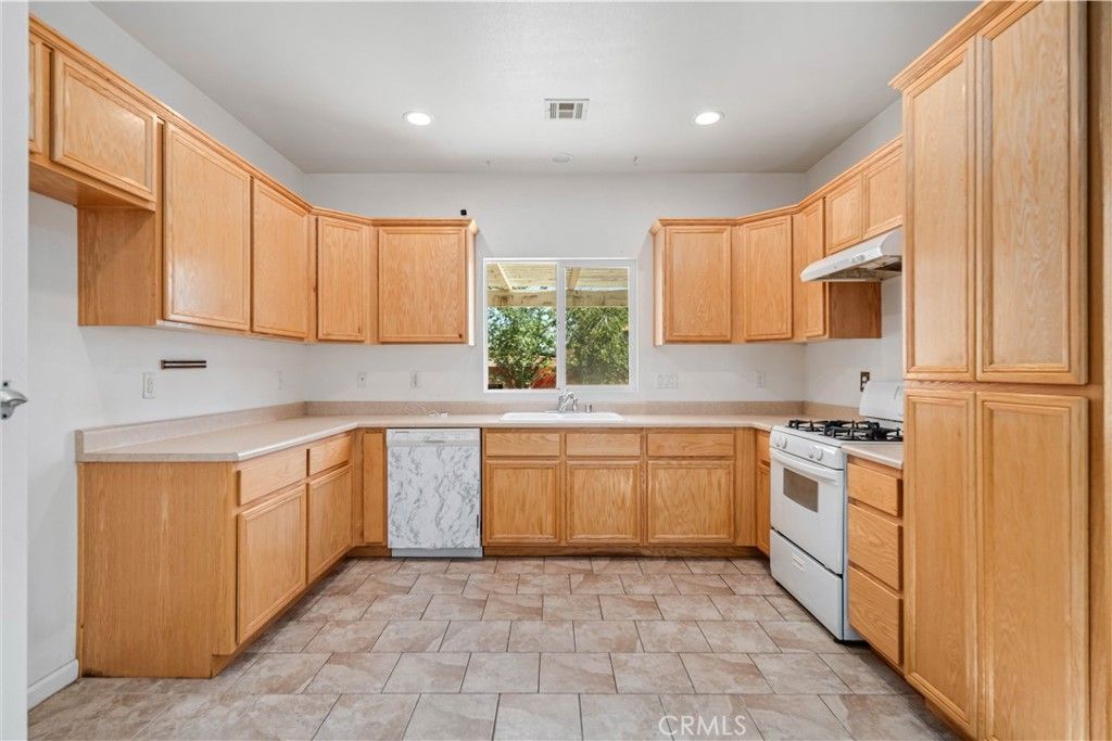 Image 14 of property listing at 1315 W Avenue I, Lancaster, CA 93534