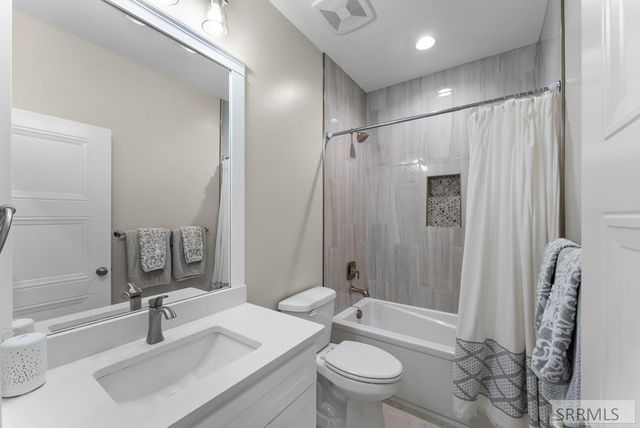 5525 Klamath Falls St, Ammon, ID 83406