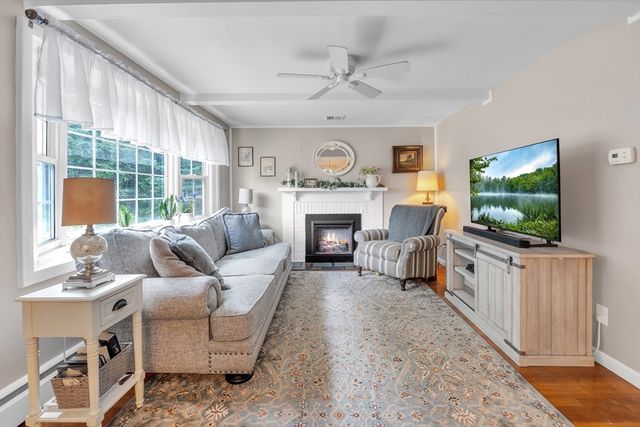 37 Pine Grove Cir, Uxbridge, MA 01569