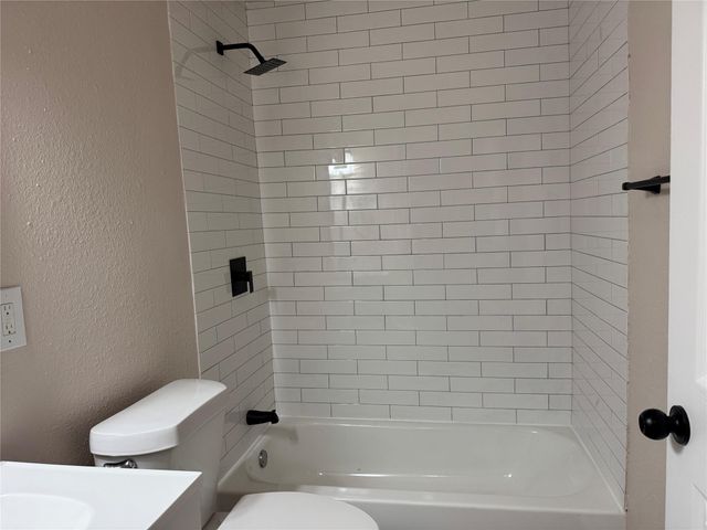 619 Avenue B, La Marque, TX 77568