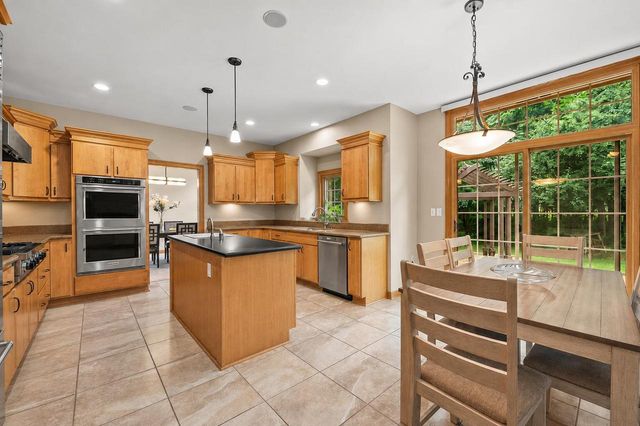 2245 S Foxglove COURT, New Berlin, WI 53151