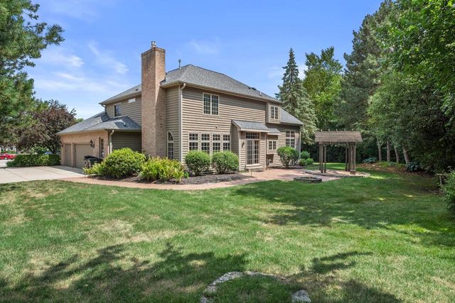 2245 S Foxglove COURT, New Berlin, WI 53151