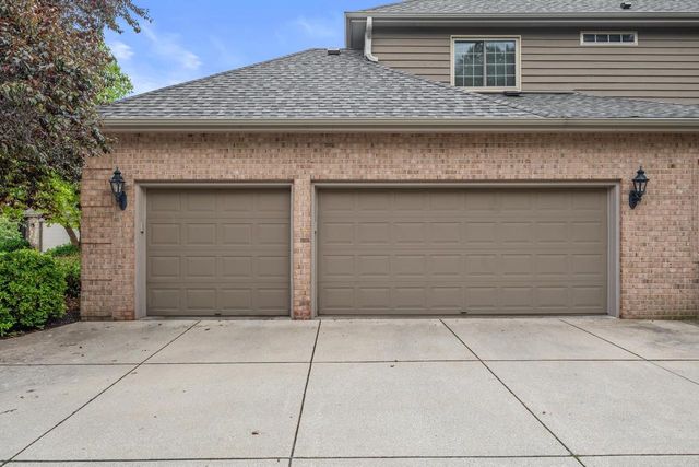 2245 S Foxglove COURT, New Berlin, WI 53151