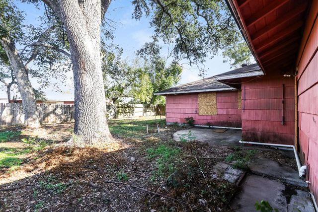 5843 Thrush Drive, Houston, TX 77033