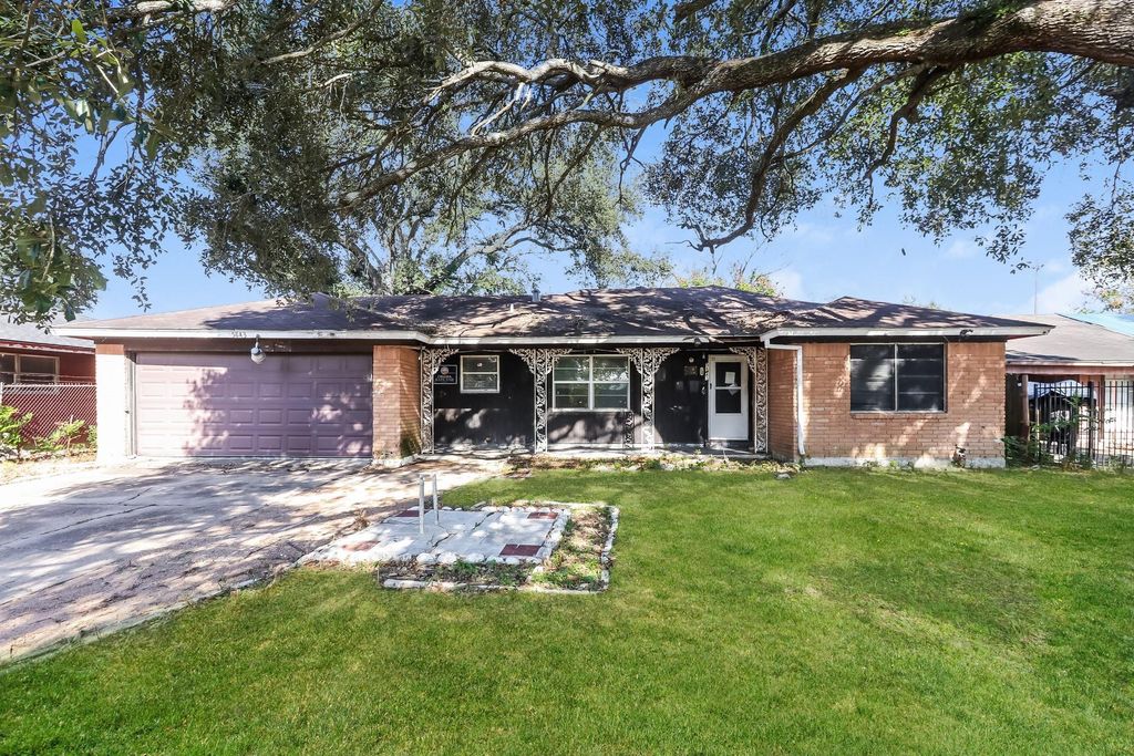 5843 Thrush Drive, Houston, TX 77033