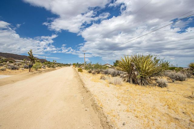 207 Onaga Trail, Joshua Tree, CA 92252